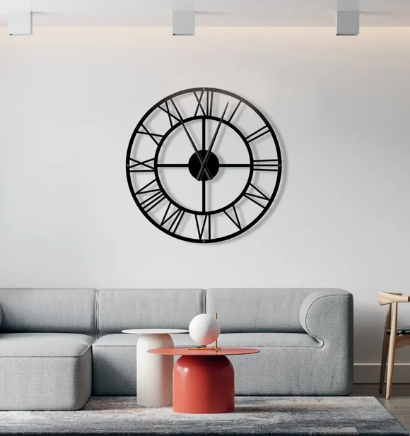 Metalowy zegar ścienny w stylu loft w aranżacji salonu